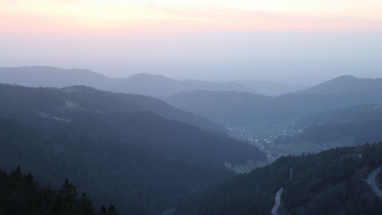 Dieses Bild zeigt eine Webcam-Aufnahme vom Achertal, aufgenommen am Montag, den 09.03.2026 um 18:30 Uhr. Die Temperatur betrug 9.4°C.