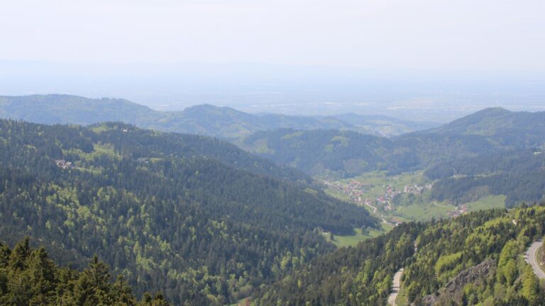 Dieses Bild zeigt eine Webcam-Aufnahme vom Achertal, aufgenommen am Montag, den 27.04.2026 um 14:10 Uhr. Die Temperatur betrug 14.4°C.