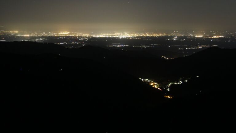 Dieses Bild zeigt eine Webcam-Aufnahme vom Achertal, aufgenommen am Freitag, den 30.05.2025 um 23:50 Uhr. Die Temperatur betrug 19.3°C.
