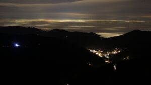 Dieses Bild zeigt eine Webcam-Aufnahme vom Achertal, aufgenommen am Dienstag, den 16.12.2025 um 19:30 Uhr. Die Temperatur betrug 5°C.