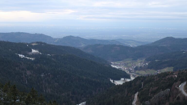 Dieses Bild zeigt eine Webcam-Aufnahme vom Achertal, aufgenommen am Mittwoch, den 19.11.2025 um 17:00 Uhr. Die Temperatur betrug -1.8°C.