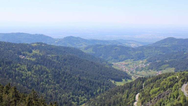 Dieses Bild zeigt eine Webcam-Aufnahme vom Achertal, aufgenommen am Samstag, den 10.05.2025 um 14:20 Uhr. Die Temperatur betrug 13.6°C.