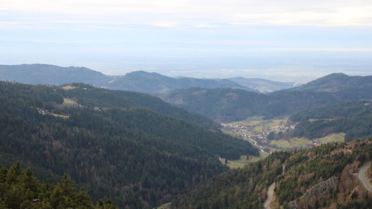 Dieses Bild zeigt eine Webcam-Aufnahme vom Achertal, aufgenommen am Dienstag, den 02.12.2025 um 15:20 Uhr. Die Temperatur betrug 5.8°C.