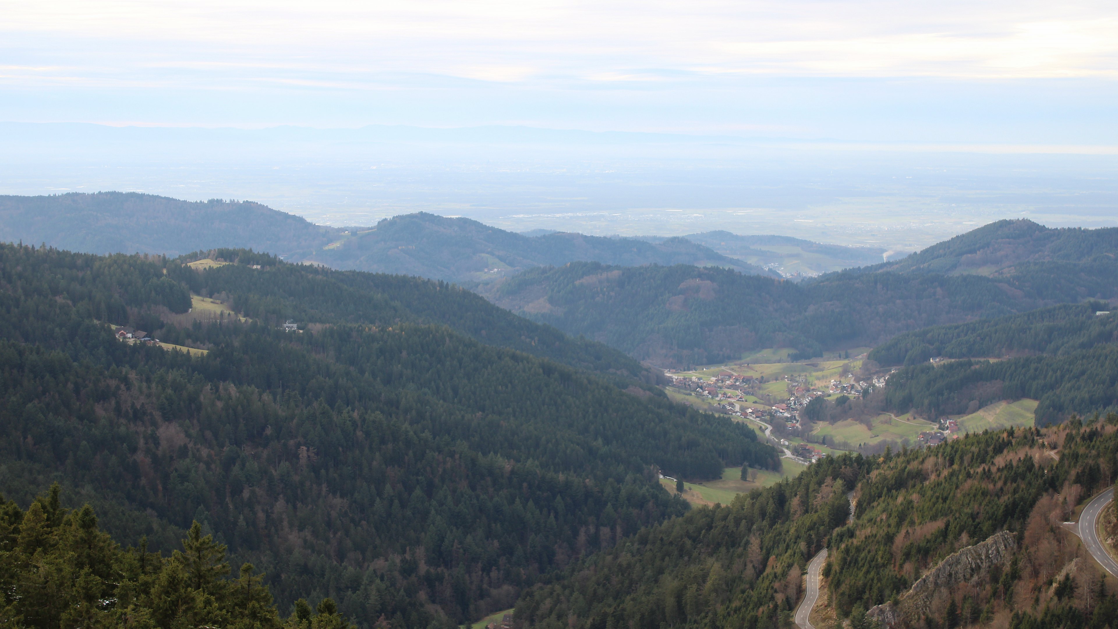 Dieses Bild zeigt eine Webcam-Aufnahme vom Achertal, aufgenommen am Dienstag, den 02.12.2025 um 15:20 Uhr. Die Temperatur betrug 5.8°C.