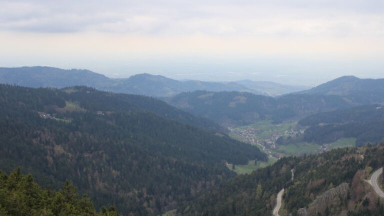 Dieses Bild zeigt eine Webcam-Aufnahme vom Achertal, aufgenommen am Mittwoch, den 15.04.2026 um 16:00 Uhr. Die Temperatur betrug 8.9°C.