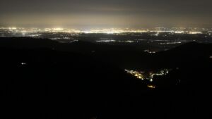 Dieses Bild zeigt eine Webcam-Aufnahme vom Achertal, aufgenommen am Montag, den 06.04.2026 um 22:30 Uhr. Die Temperatur betrug 7.6°C.