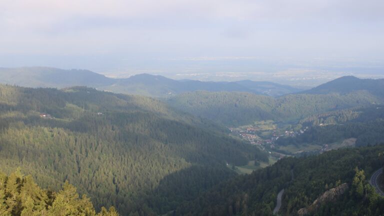Dieses Bild zeigt eine Webcam-Aufnahme vom Achertal, aufgenommen am Freitag, den 23.05.2025 um 07:10 Uhr. Die Temperatur betrug 5.1°C.