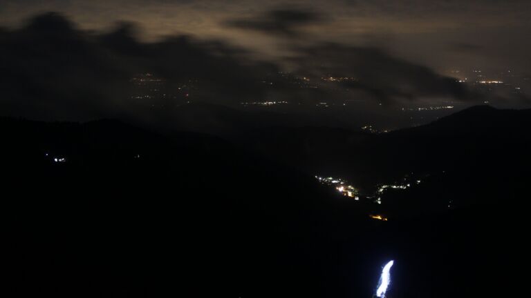Dieses Bild zeigt eine Webcam-Aufnahme vom Achertal, aufgenommen am Freitag, den 22.08.2025 um 01:30 Uhr. Die Temperatur betrug 12.5°C.