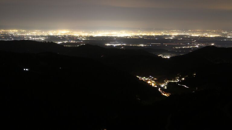 Dieses Bild zeigt eine Webcam-Aufnahme vom Achertal, aufgenommen am Mittwoch, den 12.11.2025 um 20:00 Uhr. Die Temperatur betrug 11.8°C.