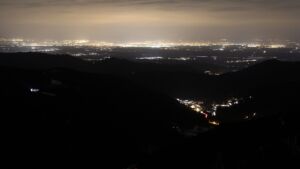 Dieses Bild zeigt eine Webcam-Aufnahme vom Achertal, aufgenommen am Mittwoch, den 14.01.2026 um 23:00 Uhr. Die Temperatur betrug 5.4°C.