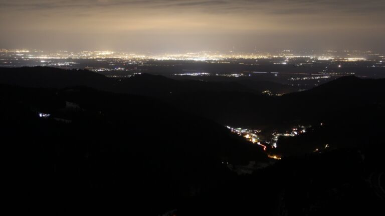 Dieses Bild zeigt eine Webcam-Aufnahme vom Achertal, aufgenommen am Mittwoch, den 14.01.2026 um 23:00 Uhr. Die Temperatur betrug 5.4°C.