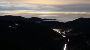 Dieses Bild zeigt eine Webcam-Aufnahme vom Achertal, aufgenommen am Dienstag, den 03.02.2026 um 06:10 Uhr. Die Temperatur betrug 2°C.