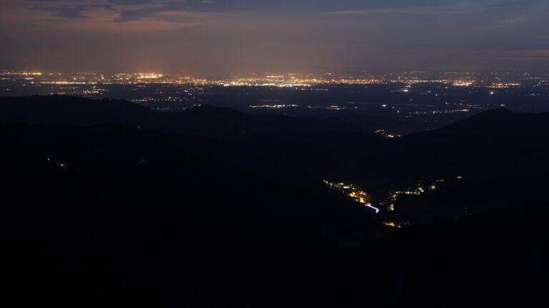 Dieses Bild zeigt eine Webcam-Aufnahme vom Achertal, aufgenommen am Montag, den 26.05.2025 um 22:30 Uhr. Die Temperatur betrug 8.9°C.