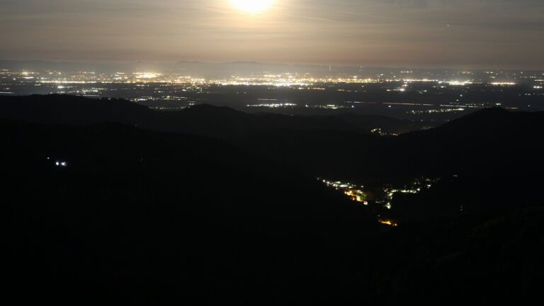 Dieses Bild zeigt eine Webcam-Aufnahme vom Achertal, aufgenommen am Montag, den 27.04.2026 um 04:00 Uhr. Die Temperatur betrug 9.7°C.