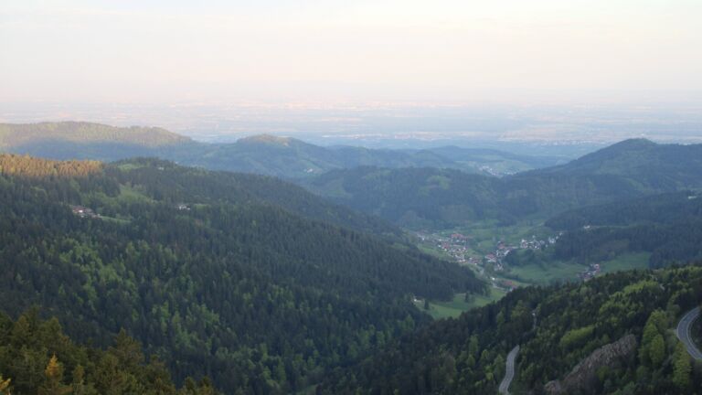 Dieses Bild zeigt eine Webcam-Aufnahme vom Achertal, aufgenommen am Dienstag, den 28.04.2026 um 06:40 Uhr. Die Temperatur betrug 9.8°C.