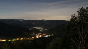 Dieses Bild zeigt eine Webcam-Aufnahme vom Achertal, aufgenommen am Donnerstag, den 24.09.2026 um 21:30 Uhr. Die Temperatur betrug 12.8°C.