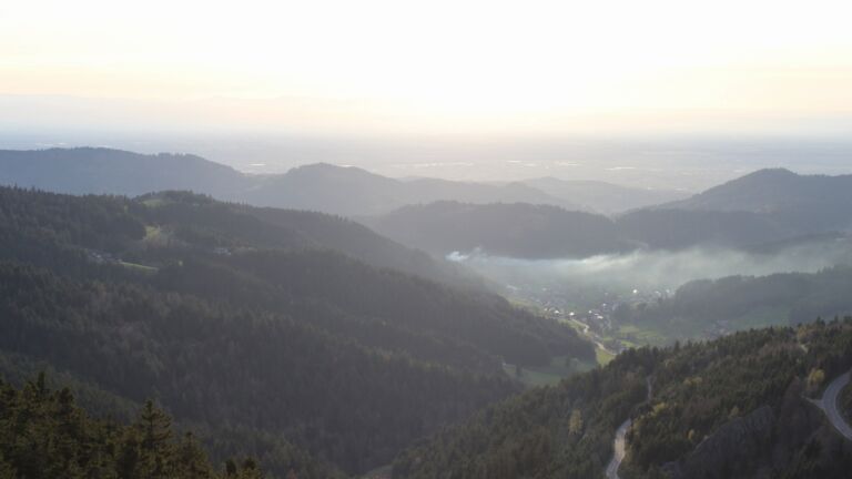 Dieses Bild zeigt eine Webcam-Aufnahme vom Achertal, aufgenommen am Donnerstag, den 09.04.2026 um 19:30 Uhr. Die Temperatur betrug 14.1°C.