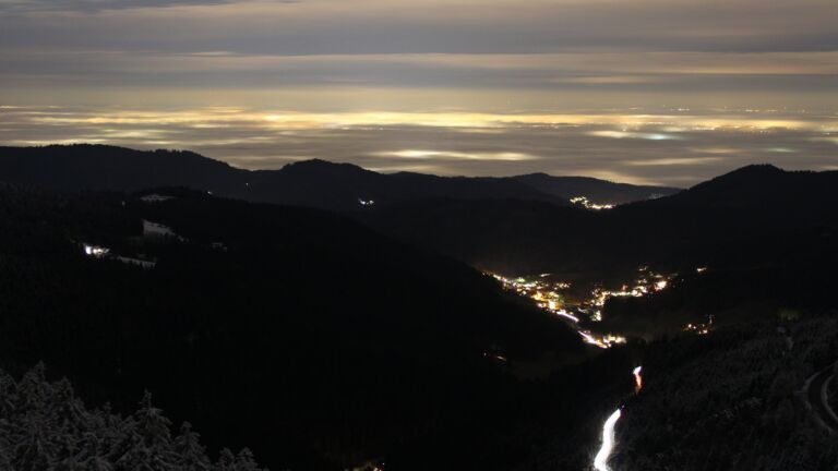 Dieses Bild zeigt eine Webcam-Aufnahme vom Achertal, aufgenommen am Donnerstag, den 27.11.2025 um 18:00 Uhr. Die Temperatur betrug -2.4°C.