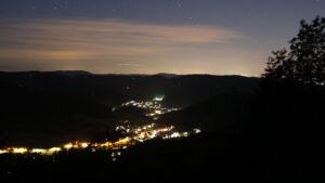 Dieses Bild zeigt eine Webcam-Aufnahme vom Achertal, aufgenommen am Samstag, den 13.06.2026 um 23:30 Uhr. Die Temperatur betrug 17.4°C.