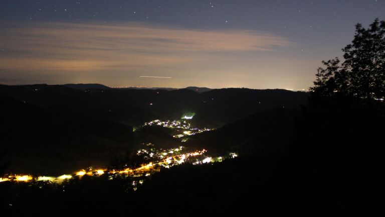 Dieses Bild zeigt eine Webcam-Aufnahme vom Achertal, aufgenommen am Samstag, den 13.06.2026 um 23:30 Uhr. Die Temperatur betrug 17.4°C.