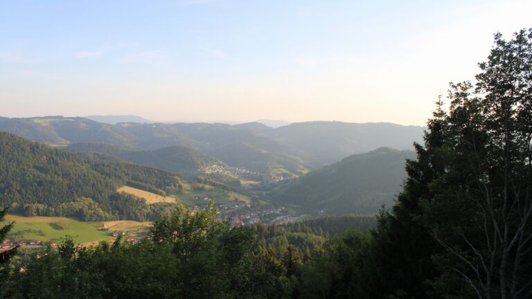 Dieses Bild zeigt eine Webcam-Aufnahme vom Achertal, aufgenommen am Montag, den 22.06.2026 um 20:30 Uhr. Die Temperatur betrug 29.8°C.