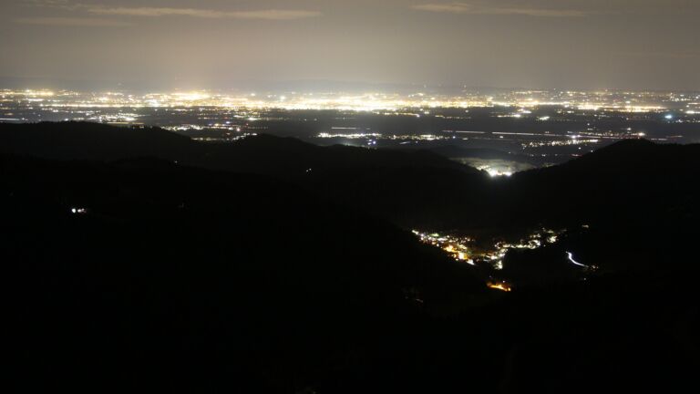 Dieses Bild zeigt eine Webcam-Aufnahme vom Achertal, aufgenommen am Donnerstag, den 13.11.2025 um 20:30 Uhr. Die Temperatur betrug 15.4°C.