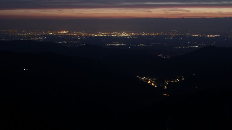 Dieses Bild zeigt eine Webcam-Aufnahme vom Achertal, aufgenommen am Mittwoch, den 15.04.2026 um 21:20 Uhr. Die Temperatur betrug 7.3°C.