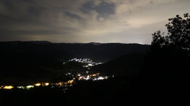 Dieses Bild zeigt eine Webcam-Aufnahme vom Achertal, aufgenommen am Donnerstag, den 20.08.2026 um 01:30 Uhr. Die Temperatur betrug 19.8°C.