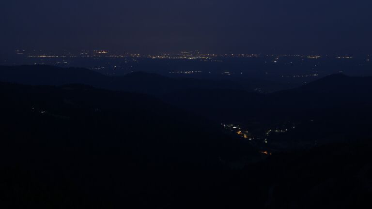 Dieses Bild zeigt eine Webcam-Aufnahme vom Achertal, aufgenommen am Sonntag, den 15.06.2025 um 04:10 Uhr. Die Temperatur betrug 19.2°C.