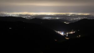 Dieses Bild zeigt eine Webcam-Aufnahme vom Achertal, aufgenommen am Samstag, den 20.12.2025 um 19:00 Uhr. Die Temperatur betrug 8.7°C.