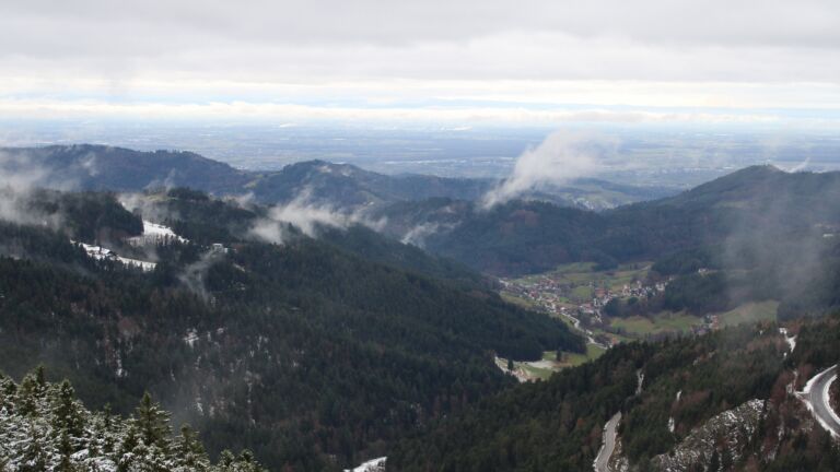 Dieses Bild zeigt eine Webcam-Aufnahme vom Achertal, aufgenommen am Montag, den 24.11.2025 um 15:50 Uhr. Die Temperatur betrug 0.5°C.