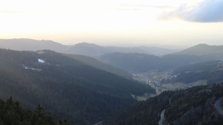 Dieses Bild zeigt eine Webcam-Aufnahme vom Achertal, aufgenommen am Samstag, den 07.02.2026 um 16:50 Uhr. Die Temperatur betrug 7.4°C.