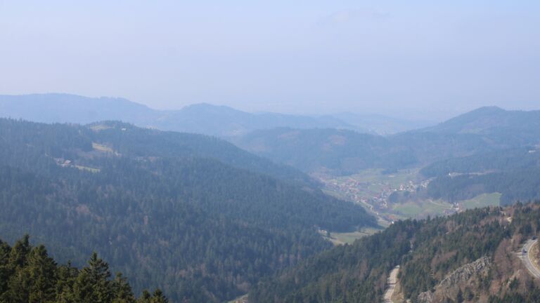 Dieses Bild zeigt eine Webcam-Aufnahme vom Achertal, aufgenommen am Sonntag, den 22.03.2026 um 12:20 Uhr. Die Temperatur betrug 5.2°C.