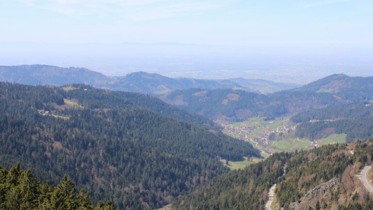 Dieses Bild zeigt eine Webcam-Aufnahme vom Achertal, aufgenommen am Donnerstag, den 09.04.2026 um 13:30 Uhr. Die Temperatur betrug 14.2°C.