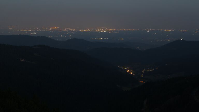 Dieses Bild zeigt eine Webcam-Aufnahme vom Achertal, aufgenommen am Dienstag, den 12.08.2025 um 05:20 Uhr. Die Temperatur betrug 18.2°C.