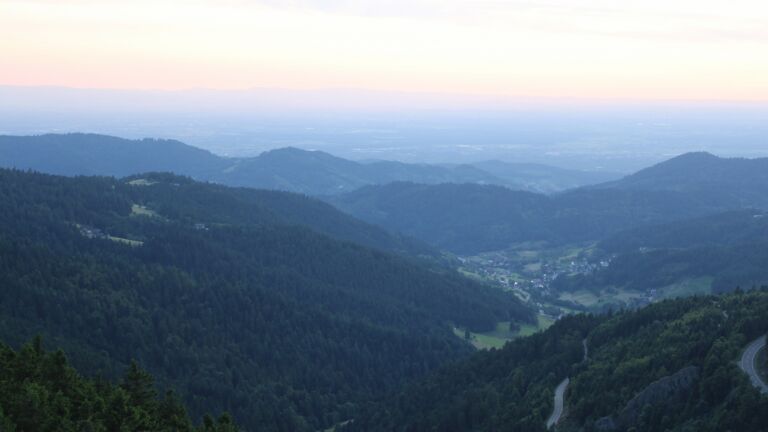 Dieses Bild zeigt eine Webcam-Aufnahme vom Achertal, aufgenommen am Freitag, den 20.06.2025 um 21:20 Uhr. Die Temperatur betrug 17.2°C.