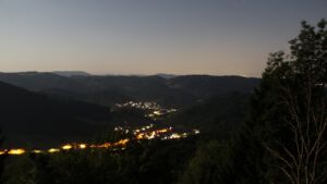 Dieses Bild zeigt eine Webcam-Aufnahme vom Achertal, aufgenommen am Donnerstag, den 30.07.2026 um 00:00 Uhr. Die Temperatur betrug 27.8°C.