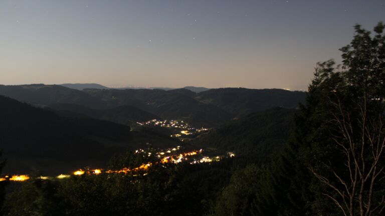 Dieses Bild zeigt eine Webcam-Aufnahme vom Achertal, aufgenommen am Donnerstag, den 30.07.2026 um 00:00 Uhr. Die Temperatur betrug 27.8°C.