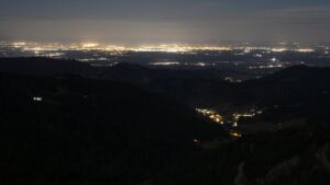 Dieses Bild zeigt eine Webcam-Aufnahme vom Achertal, aufgenommen am Mittwoch, den 10.12.2025 um 02:00 Uhr. Die Temperatur betrug 7.9°C.