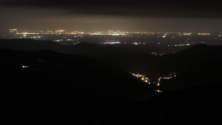 Dieses Bild zeigt eine Webcam-Aufnahme vom Achertal, aufgenommen am Donnerstag, den 15.01.2026 um 04:00 Uhr. Die Temperatur betrug 4°C.