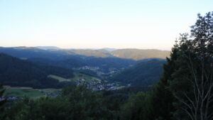Dieses Bild zeigt eine Webcam-Aufnahme vom Achertal, aufgenommen am Samstag, den 04.07.2026 um 06:10 Uhr. Die Temperatur betrug 15.6°C.