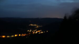 Dieses Bild zeigt eine Webcam-Aufnahme vom Achertal, aufgenommen am Donnerstag, den 27.08.2026 um 21:10 Uhr. Die Temperatur betrug 26.8°C.