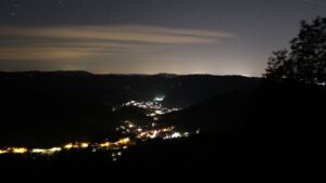 Dieses Bild zeigt eine Webcam-Aufnahme vom Achertal, aufgenommen am Sonntag, den 14.06.2026 um 00:30 Uhr. Die Temperatur betrug 16.6°C.
