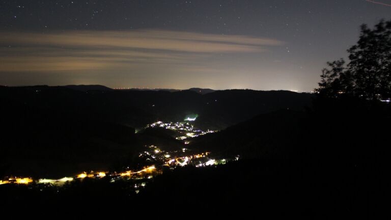 Dieses Bild zeigt eine Webcam-Aufnahme vom Achertal, aufgenommen am Sonntag, den 14.06.2026 um 00:30 Uhr. Die Temperatur betrug 16.6°C.