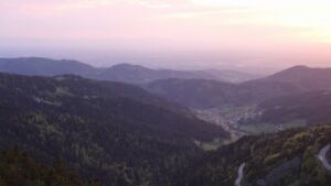 Dieses Bild zeigt eine Webcam-Aufnahme vom Achertal, aufgenommen am Dienstag, den 28.04.2026 um 20:40 Uhr. Die Temperatur betrug 12.2°C.