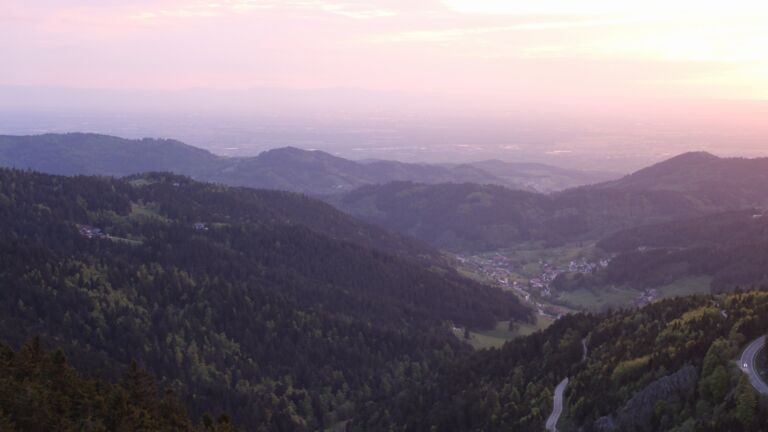 Dieses Bild zeigt eine Webcam-Aufnahme vom Achertal, aufgenommen am Dienstag, den 28.04.2026 um 20:40 Uhr. Die Temperatur betrug 12.2°C.