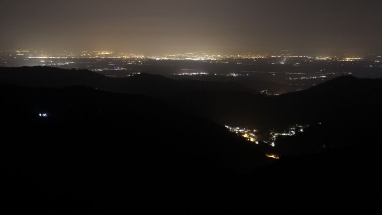 Dieses Bild zeigt eine Webcam-Aufnahme vom Achertal, aufgenommen am Montag, den 09.03.2026 um 23:30 Uhr. Die Temperatur betrug 9.1°C.