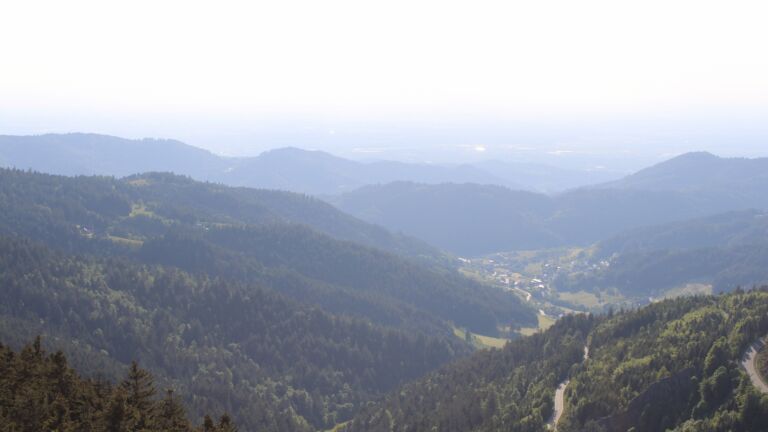 Dieses Bild zeigt eine Webcam-Aufnahme vom Achertal, aufgenommen am Montag, den 19.05.2025 um 18:50 Uhr. Die Temperatur betrug 16.6°C.