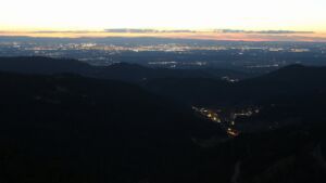 Dieses Bild zeigt eine Webcam-Aufnahme vom Achertal, aufgenommen am Sonntag, den 01.03.2026 um 19:00 Uhr. Die Temperatur betrug 6.9°C.