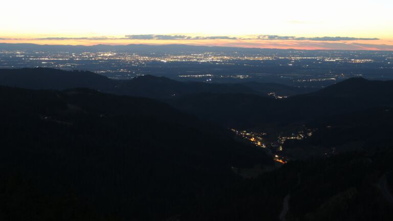 Dieses Bild zeigt eine Webcam-Aufnahme vom Achertal, aufgenommen am Sonntag, den 01.03.2026 um 19:00 Uhr. Die Temperatur betrug 6.9°C.